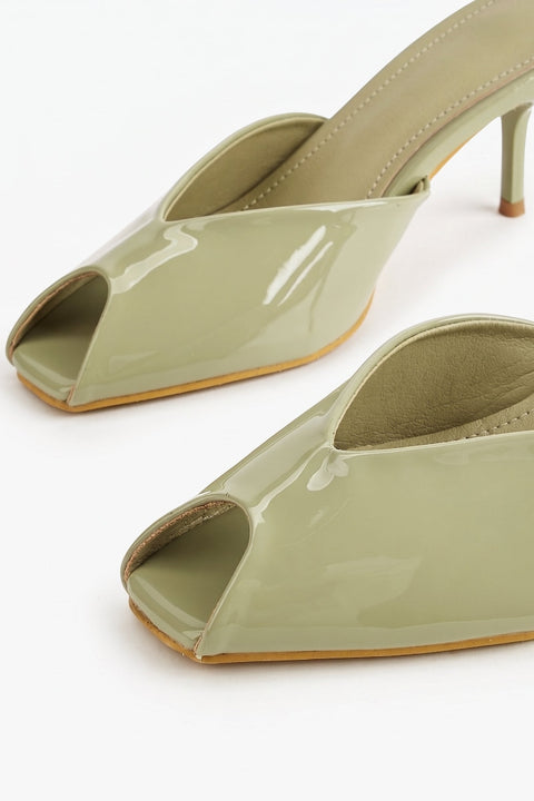 Grüne Peeptoe-Sandaletten mit Kitten-Absatz aus Lackleder