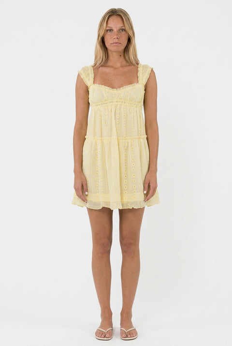Hellgelbes Minikleid mit Lochstickerei, Rüschen und Spaghettiträgern