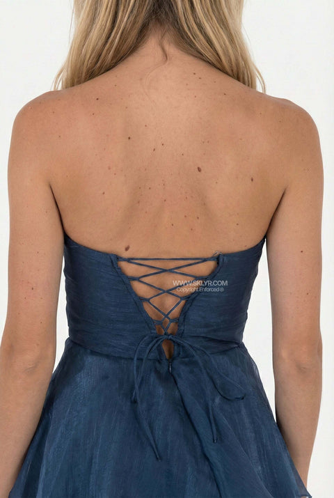Vestido comprido azul-marinho sem alças com folhos em camadas