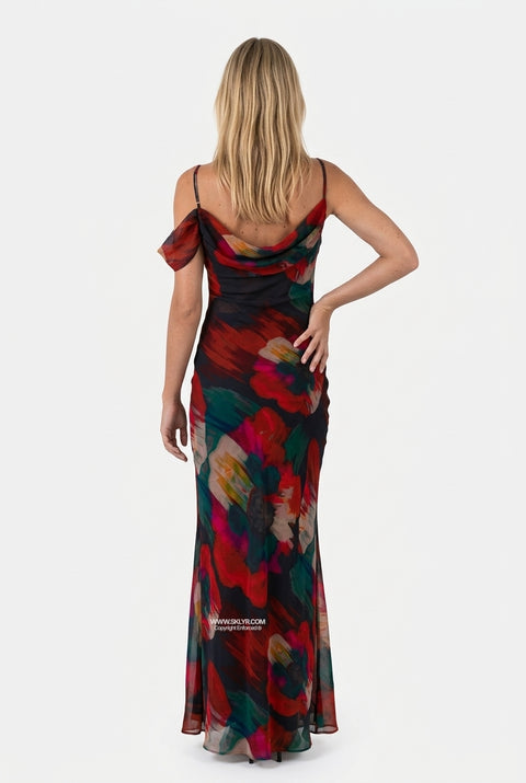 Vestido maxi justo, escuro, com padrão floral rico