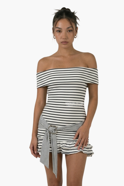 Robe courte à rayures noir et blanc à épaules dénudées