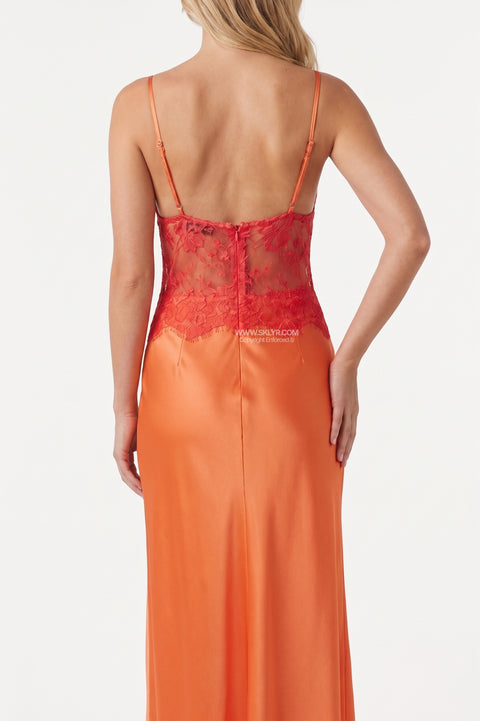 Abito lungo sottoveste arancione con bordi in pizzo