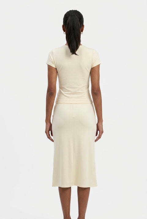 Completo giallo tenue con top in pizzo scollato e gonna midi