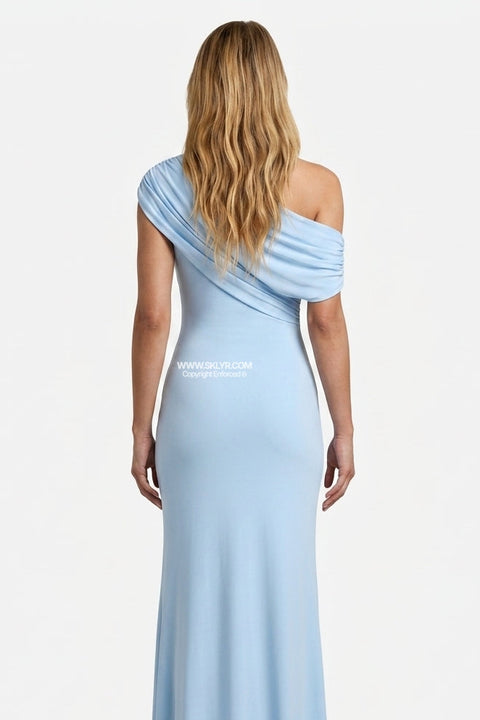 Robe bleu ciel drapée à une épaule