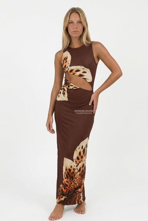 Vestido maxi castanho em cetim com alças finas e estampado de rosas