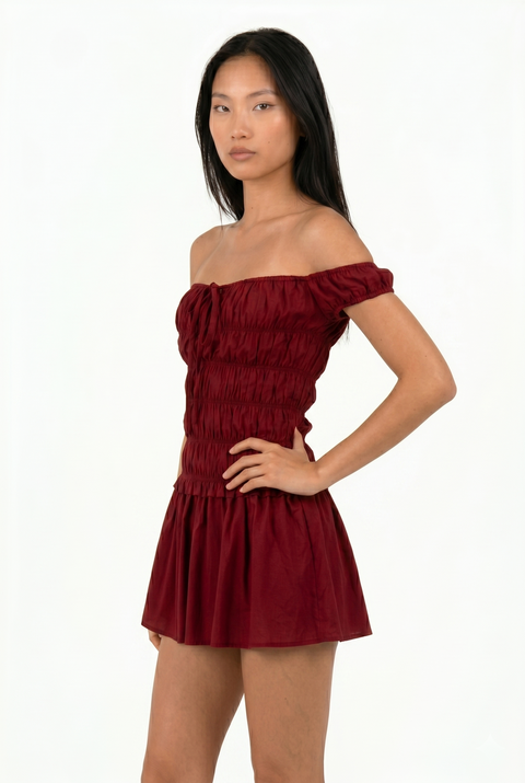 Vestido mini de bolinhas com ombros descobertos
