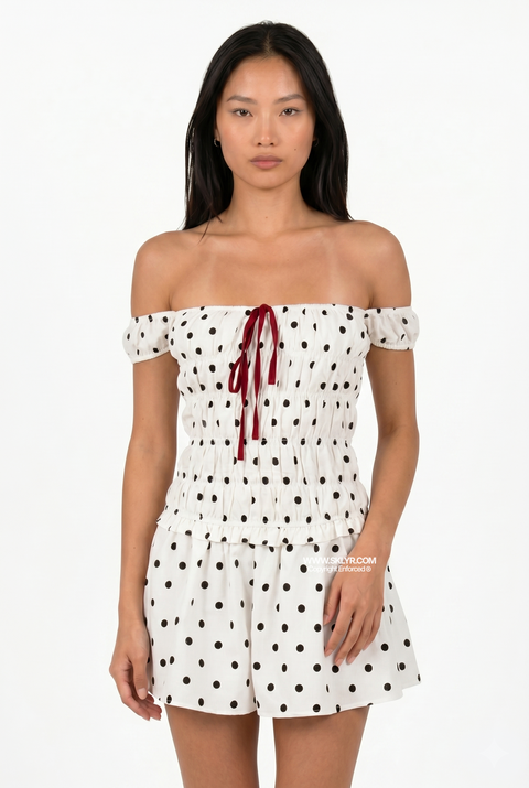 Vestido mini de bolinhas com ombros descobertos
