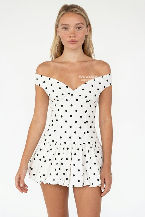 Mini-robe rétro à pois et épaules dénudées