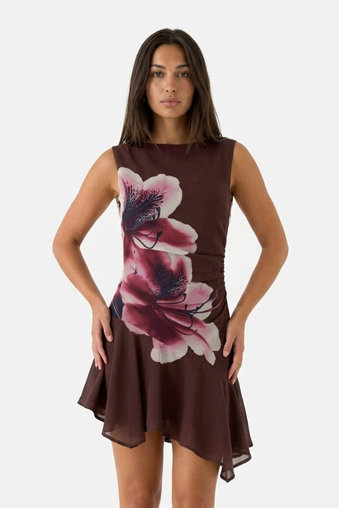 Vestido midi assimétrico castanho-chocolate com folhos e hibiscos