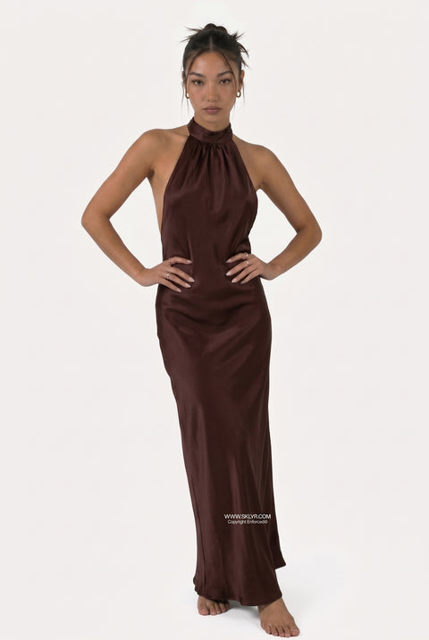 Maxikleid mit Neckholder aus schokoladenbraunem Satin