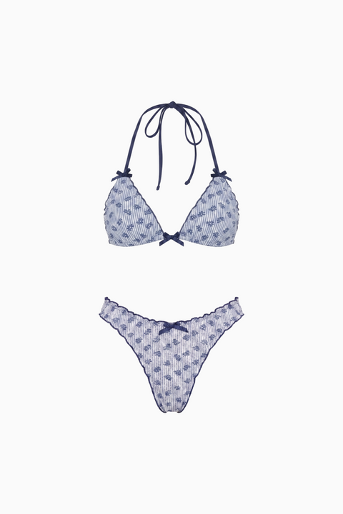 Blauer Bikini mit Blumenmuster, Streifen und Rüschen