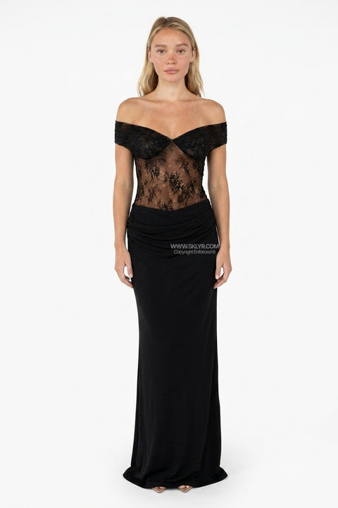 Vestido comprido preto com ombros à mostra e painéis de renda