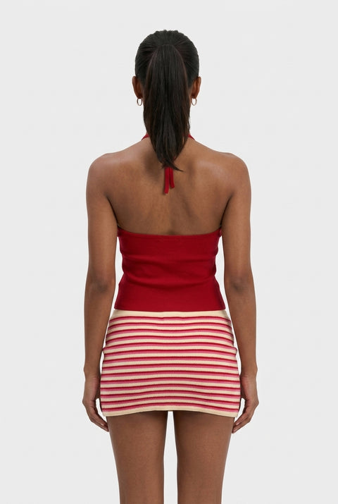 Completo con top rosso all’americana e minigonna a righe