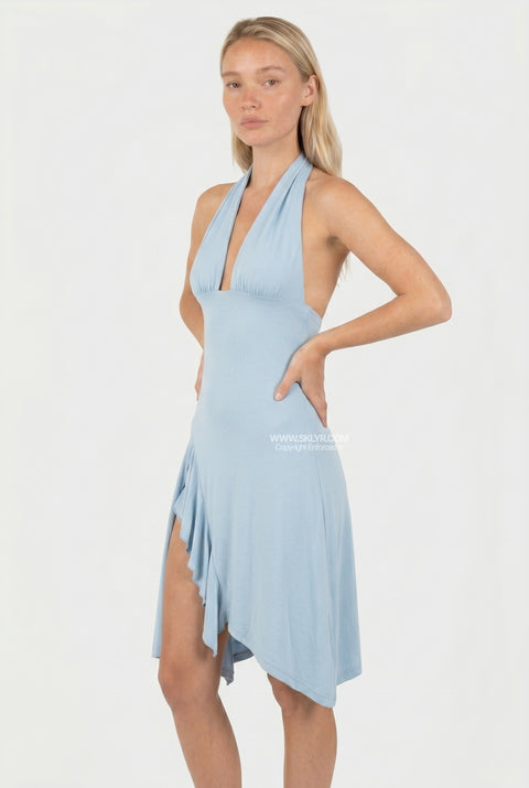 Hellblaues Midikleid mit Rüschen und Neckholder-Ausschnitt