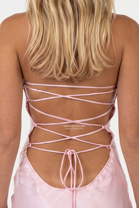 Robe longue nuisette en satin rose poudré