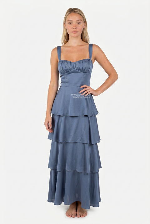 Vestido comprido azul-acinzentado com folhos em camadas