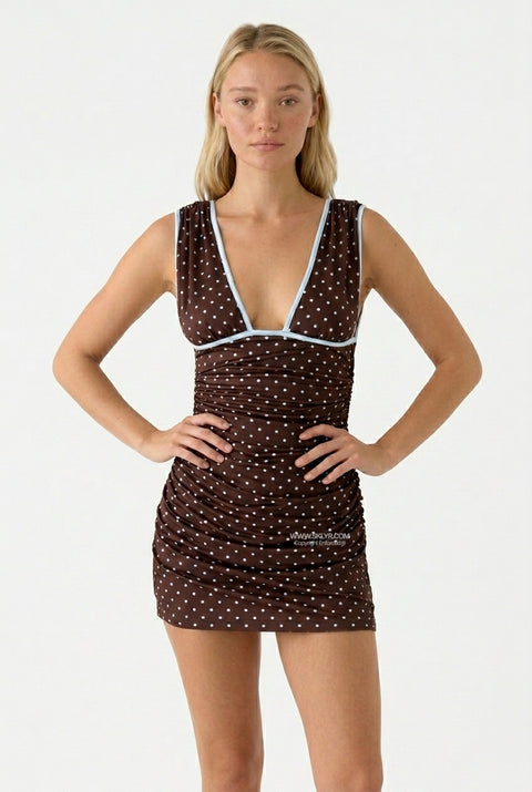 Robe courte à pois à col en V et détails froncés
