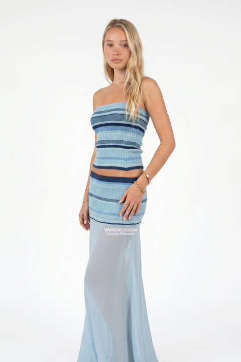 Conjunto azul de malha às riscas e chiffon