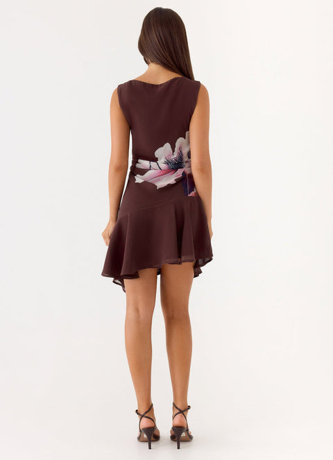 Vestido midi assimétrico castanho-chocolate com folhos e hibiscos