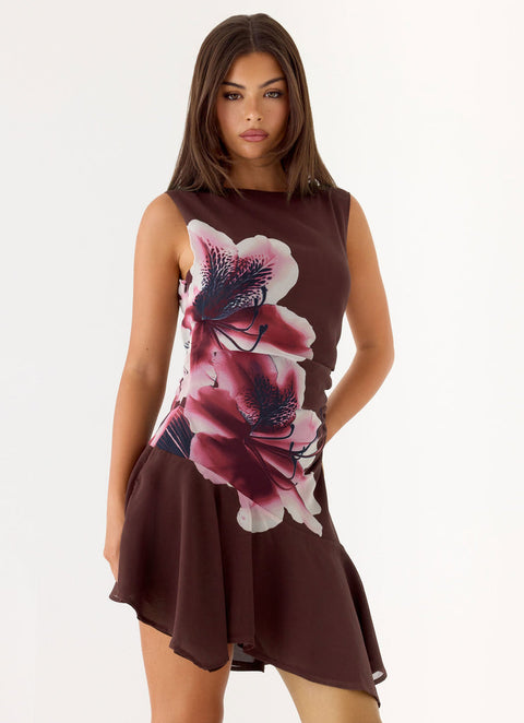 Vestido midi assimétrico castanho-chocolate com folhos e hibiscos