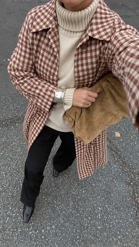 Trench lungo a quadretti marroni e bianchi