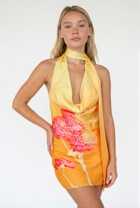 Mini-robe satinée à fleurs jaune coucher de soleil et dos nu