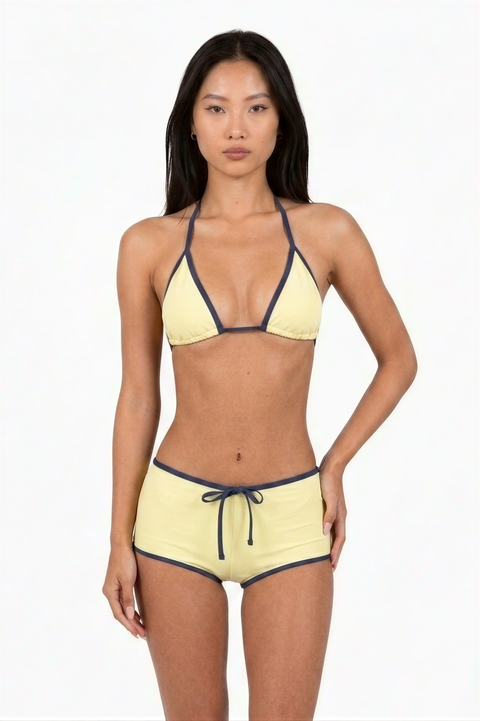 Costume da bagno giallo burro con top a triangolo e slip a gamba alta