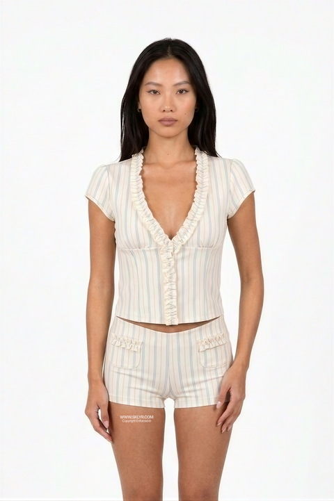 Set abbinato con top a V color crema a righine e volant
