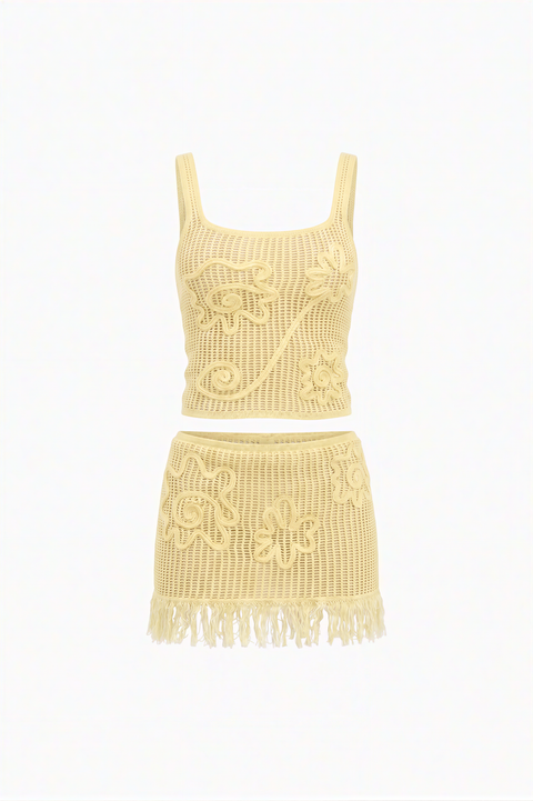 Conjunto de duas peças amarelo em croché, com franjas e padrão em espiral