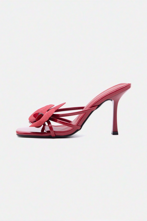 Sandálias de salto agulha em verniz vermelho com aplicações de orquídeas