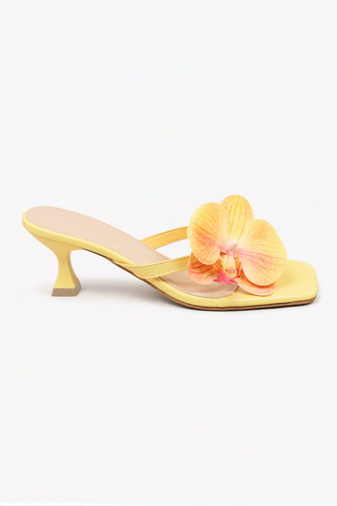Sandálias de salto baixo em amarelo-limão com aplicações de orquídeas