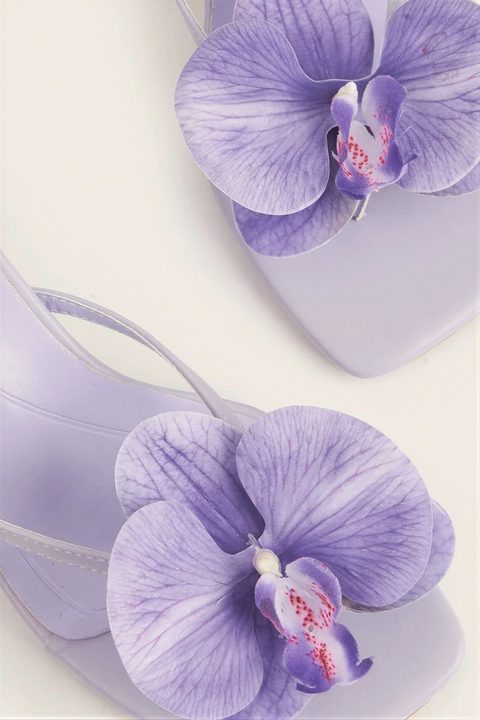 Sandali lilla con orchidee, punta quadrata e tacco basso