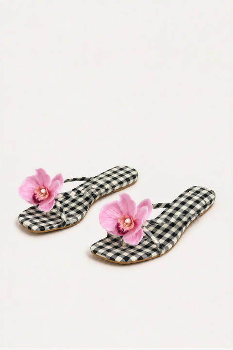 Sandalen mit Blumenapplikationen