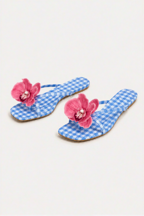 Sandalen mit Blumenapplikationen