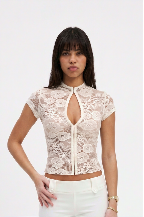 Top de manga curta em renda creme com abertura discreta