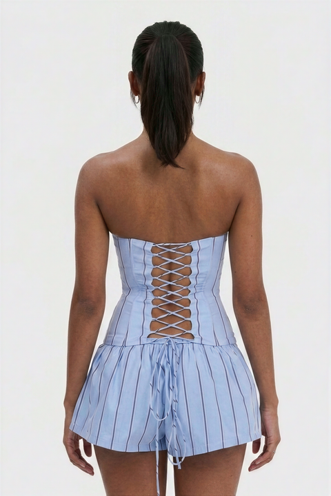 Completo con corsetto senza spalline a righe e shorts