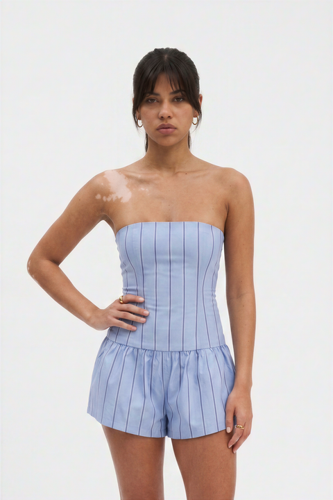 Completo con corsetto senza spalline a righe e shorts