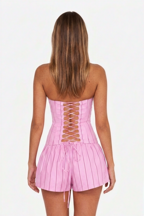 Completo con corsetto senza spalline a righe e shorts