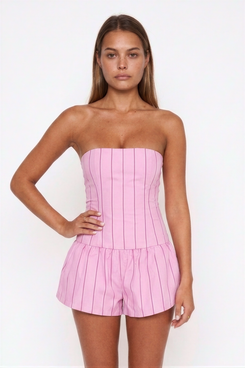 Completo con corsetto senza spalline a righe e shorts