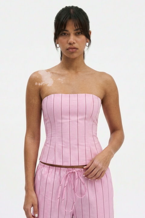 Completo con corsetto senza spalline a righe e pantaloni a gamba ampia