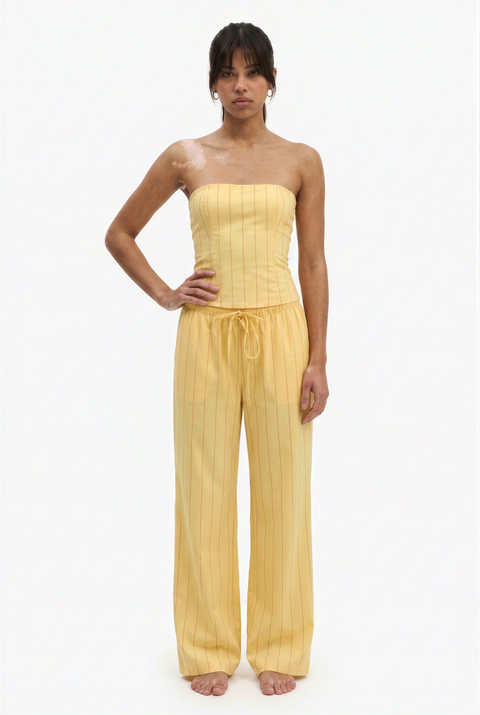 Completo con corsetto senza spalline a righe e pantaloni a gamba ampia