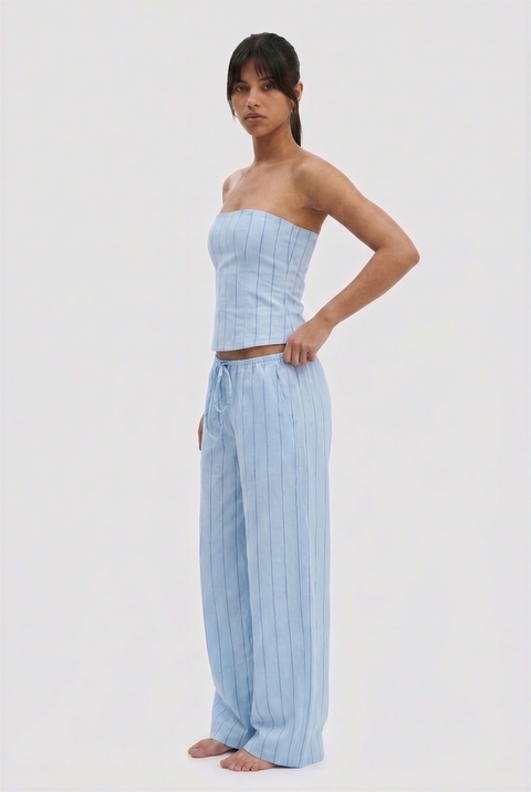 Completo con corsetto senza spalline a righe e pantaloni a gamba ampia