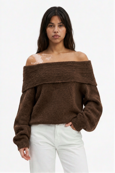 Maglione in maglia a coste marrone cioccolato con spalle scoperte