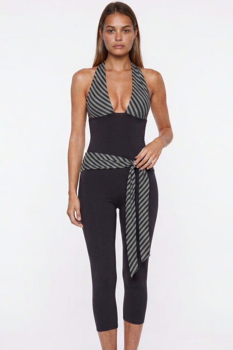 Gestreifter Halterneck-Jumpsuit mit Bindegürtel und gekürztem Bein