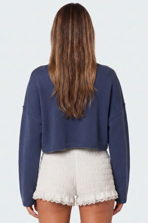 Pull court bleu poussiéreux à col rond et nœud en intarsia