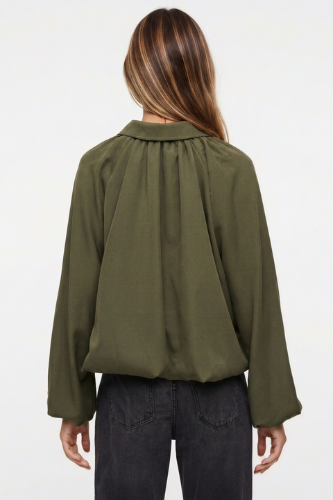 Veste courte à col zippée avec manches ballon et détails froncés