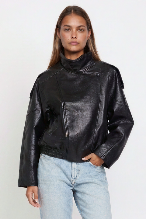 Blusão bomber oversized em pele sintética preta enrugada