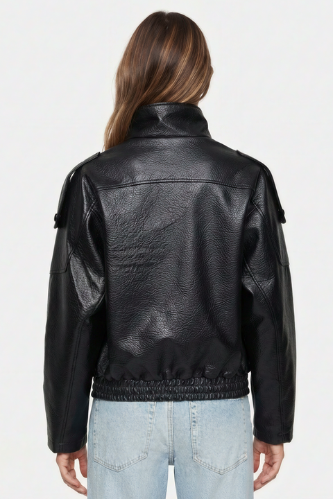 Blusão bomber oversized em pele sintética preta enrugada