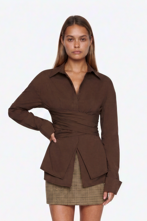 Camicia bianca incrociata con polsini allungati