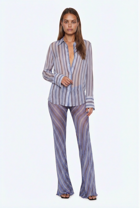 Completo a due pezzi con camicia trasparente a righe e pantaloni a gamba larga